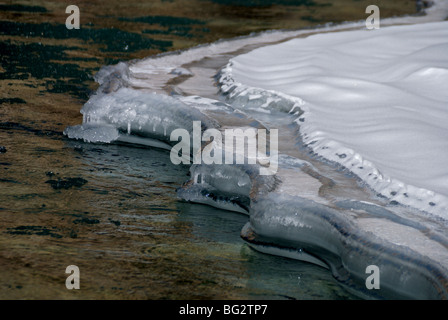 Eis, Schnee und Wasser Formationen auf dem Zanskar-Fluss im Winter gesehen. Stockfoto