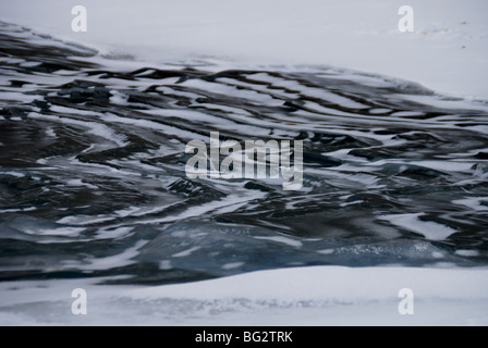 Eis, Schnee und Wasser Formationen auf dem Zanskar-Fluss im Winter gesehen. Stockfoto