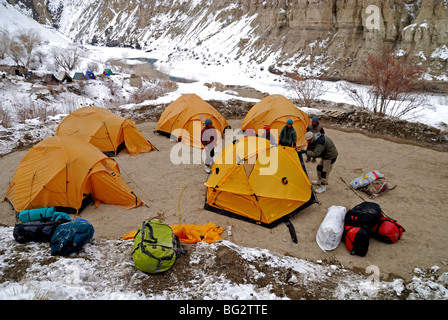 Ladakh, trekking auf den zugefrorenen Zanskar-Fluss im Winter. Stockfoto