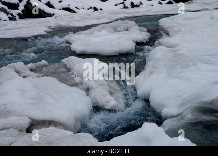 Eis, Schnee und Wasser Formationen auf dem Zanskar-Fluss im Winter gesehen. Stockfoto