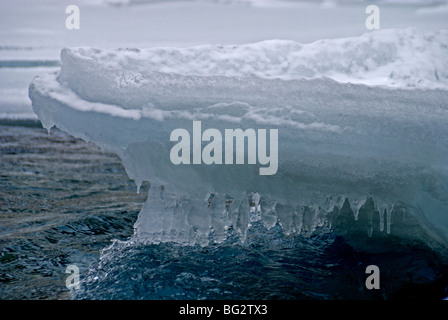 Eis, Schnee und Wasser Formationen auf dem Zanskar-Fluss im Winter gesehen. Stockfoto