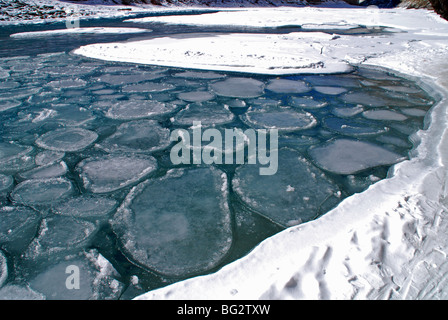 Eis, Schnee und Wasser Formationen auf dem Zanskar-Fluss im Winter gesehen. Stockfoto