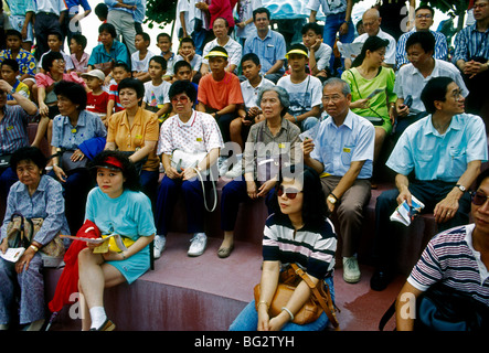 Singapurer, Singapur Menschen, Familien, Touristen, Besucher, Besuch, Tiger Balm Gardens, Theme Park, ehemals Haw Par Villa, Singapur Stockfoto