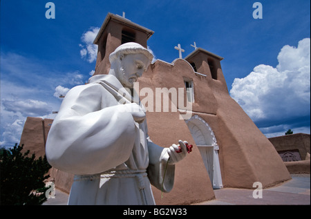 Kirche San Francisco de Asis mit Statue im Vordergrund, Taos, New Mexico Stockfoto