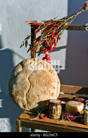 Red hot Peppers trocken und das berühmte Brot des Monte Angelo auf Verkauf, Gargano, Foggia, Apulien, Italien Stockfoto