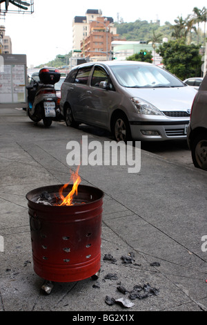 Feuer auf einen Eimer in einer Taiwan-Straße Stockfoto