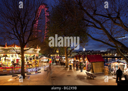 London-Köln-Weihnachtsmarkt auf der Southbank mit dem London Eye im Hintergrund Stockfoto