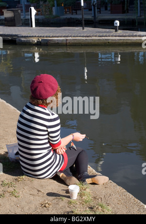 Mädchen mit kleine Zigarre, Camden Lock, London, England, UK, Europa Stockfoto