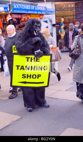 Gorilla Werbung Tanning Shop, Oxford Street, London, England, UK, Europa Stockfoto