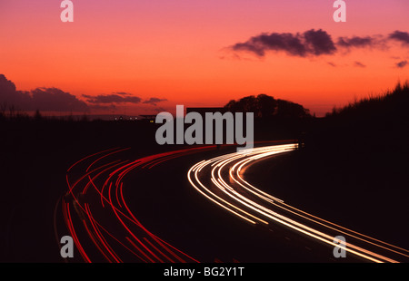 Scheinwerfer wegen des Verkehrs auf der Autobahn A1/M1 bei Sonnenuntergang in der Nähe von Leeds Großbritannien Reisen Stockfoto