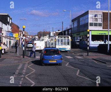 Fußgänger mit Zebrastreifen an der High Street in der Nähe von Leeds Yorkshire UK Stockfoto