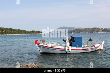 Kleine Familie besaß Fischerboot am Lekas im Meer eine der Ionischen Inseln in Griechenland Stockfoto