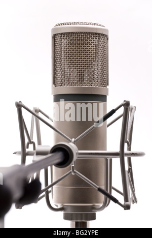 Ein Großmembran-Mikrofon am Ausleger befestigt mit einer Spinne vor einem weißen Hintergrund Stockfoto