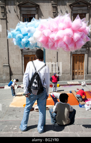 Anbieter verkaufen Zuckerwatte um Parque Centro America in Quetzaltenango, Guatemala. Stockfoto