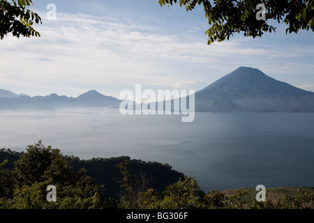 Vulkane San Pedro, Toliman und Atitlan am Lake Atitlan, Guatemala. Stockfoto