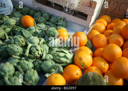 Orangen und Artischocken zum Verkauf auf einem spanischen Markt in San Pedro del Pinatar Stockfoto