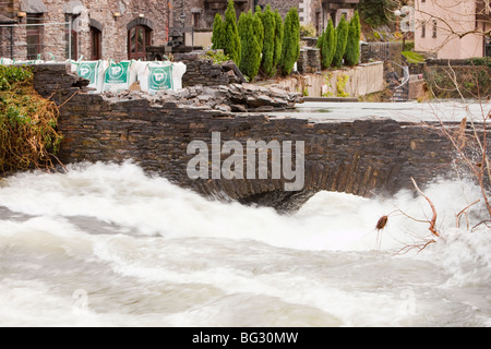 Eine Flut beschädigte Brücke in Backbarrow, Cumbria Stockfoto