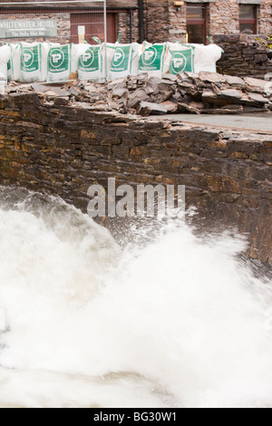 Eine Flut beschädigte Brücke in Backbarrow, Cumbria Stockfoto