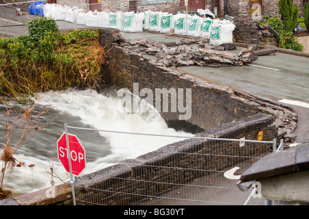 Eine Flut beschädigte Brücke in Backbarrow, Cumbria Stockfoto