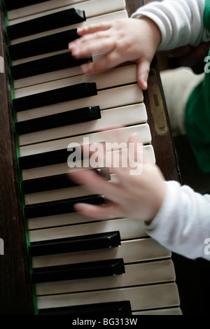 Kleines Kind Klavier zu spielen. Bonn, Deutschland. Stockfoto