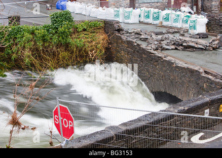 Eine Flut beschädigte Brücke in Backbarrow, Cumbria Stockfoto