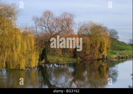 Die Motte von Fotheringhay Castle am Ufer des Flusses Nene in Northamptonshire, England Stockfoto