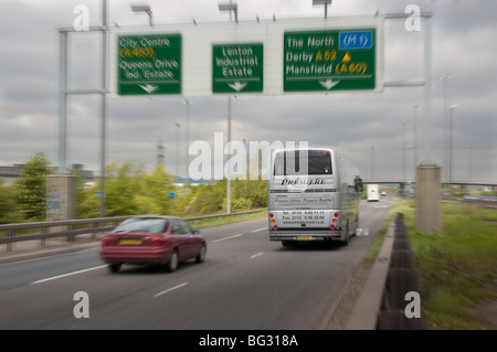 Rückansicht des Trainers Unterquerung dual Carridgeway Überkopf Richtung angemeldet einschließlich Autobahn Stockfoto