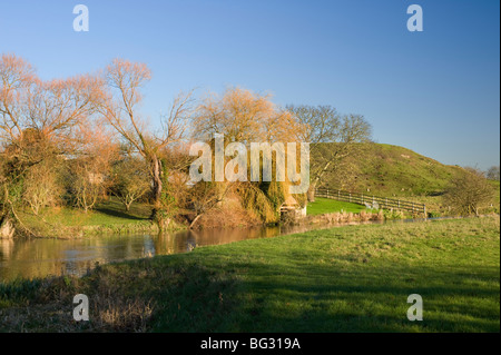 Die Motte von Fotheringhay Castle am Ufer des Flusses Nene in Northamptonshire, England Stockfoto