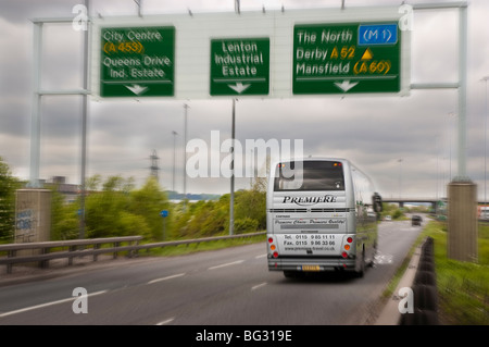 Rückansicht des Trainers Unterquerung dual Carridgeway Überkopf Beschilderung einschließlich Autobahn Stockfoto