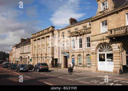 Barclays, Lloyds TSB und Halifax Banken mit Person mit Loch in der Wand ATM in Galerie, Alnwick, Northumberland, England, UK. Stockfoto