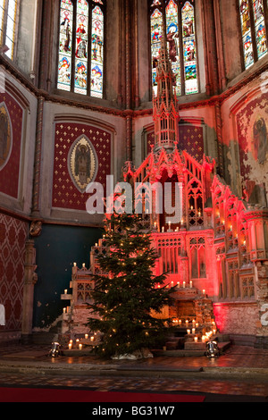 Großbritannien, England, Manchester, Gorton Kloster, Kirche und Kloster des Heiligen Franziskus, Weihnachtsbaum am altar Stockfoto