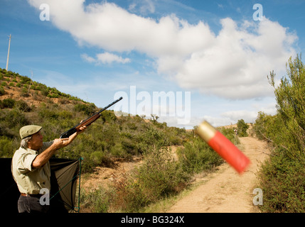 Ein Jäger soll seine Pistole Skywards, als er bei einem Treffen in der Natur Alentejo, Südportugal Rebhuhn schießt Stockfoto