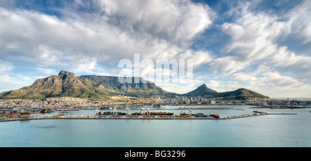 Eine Luftaufnahme von Kapstadt und den Tafelberg vom Meer entfernt. Stockfoto