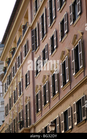 Reihe von Fensterläden und Fenster an die Wand des Gebäudes Stockfoto