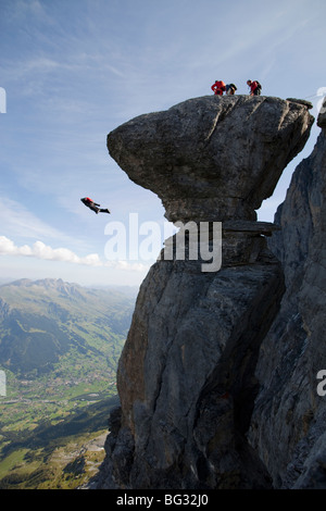 Base-Jump von einer Klippe. Der ultimative Kick, ein Objekt zu tun mit einem Tracking-Anzug auf springen und fliegen Nähe den Berg hinunter. Stockfoto