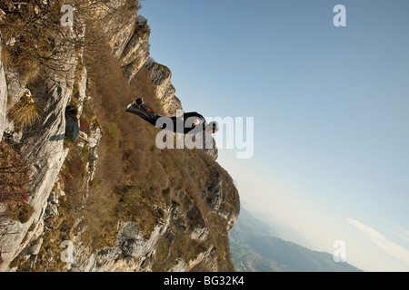 Base-Jump von einer Klippe. Der ultimative Kick, ein Objekt zu tun mit einem Wingsuit auf springen und Nähe den Berg entlang zu fliegen. Stockfoto