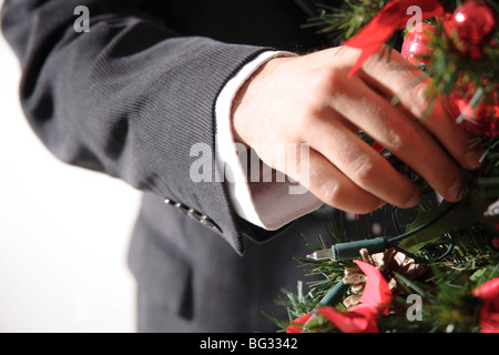 Dekorieren Weihnachtsbaum Mann Stockfoto