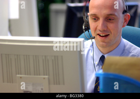 Lizenzfreie kostenlose Foto des Kunden Helpline Assistent im Gespräch mit Kunden am Telefon mit Kopfhörer London UK Stockfoto