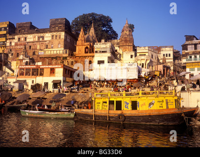 Indien, Uttar Pradesh, Varanasi, Dasaswamedh Ghat in den frühen Morgenstunden Stockfoto