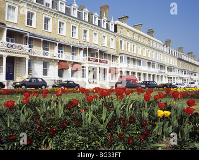 Worthing West Sussex England UK. Hotels an der Marine Parade im Frühjahr mit Tulpen im Garten direkt am Meer im Sommer Stockfoto