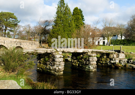 Mittelalterliche Clapper Bridge bei Postbridge im Dartmoor National Park in Devon Stockfoto