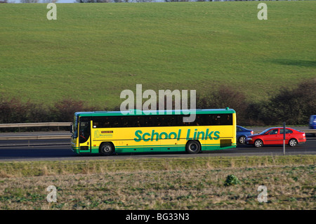 Schulbus auf M40 Autobahn, Warwickshire, England, UK Stockfoto