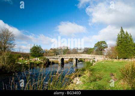 Mittelalterliche Clapper Bridge und neueren Straßenbrücke bei Postbridge im Dartmoor National Park in Devon Stockfoto