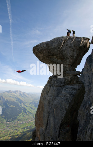 Base-Jump von einer Klippe. Der ultimative Kick, ein Objekt zu tun mit einem Tracking-Anzug auf springen und fliegen Nähe den Berg hinunter. Stockfoto