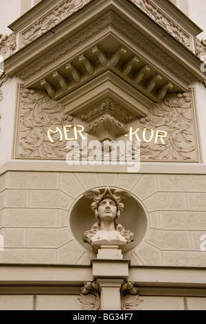 Büste von Quecksilber auf die Fassade des Jugendstil-Gebäude in Prag Tschechische Republik Stockfoto