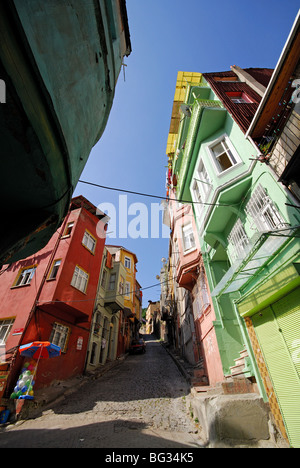 ISTANBUL, TÜRKEI. Bunte restaurierte Häuser in Balat-Bezirk der Stadt. 2009. Stockfoto