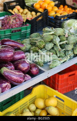 Bunte Auswahl an Obst und Gemüse bei einem spanischen Marktstand Stockfoto