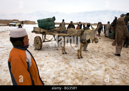 Arme afghanischen Familien erhalten kalte Hilfsgüter um sich in den harten Winter im Norden Afghanistans. Stockfoto