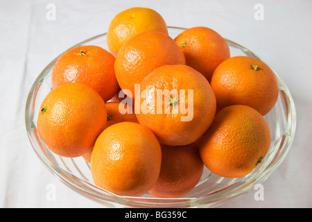 Clementinen in eine Glasschüssel Stockfoto