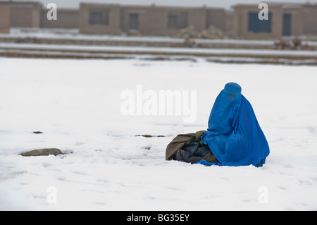 Arme afghanischen Familien erhalten kalte Hilfsgüter um sich in den harten Winter im Norden Afghanistans. Stockfoto